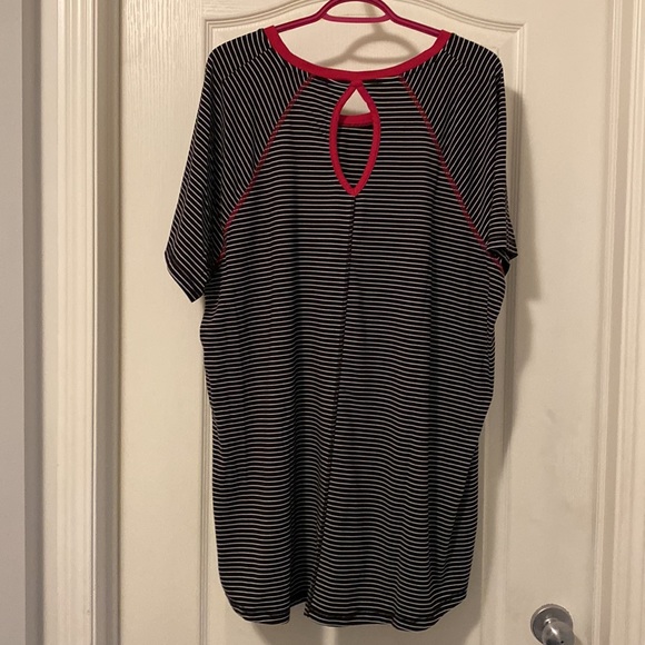 ActiveZone short sleeve top with key hole in back - Picture 2 of 4